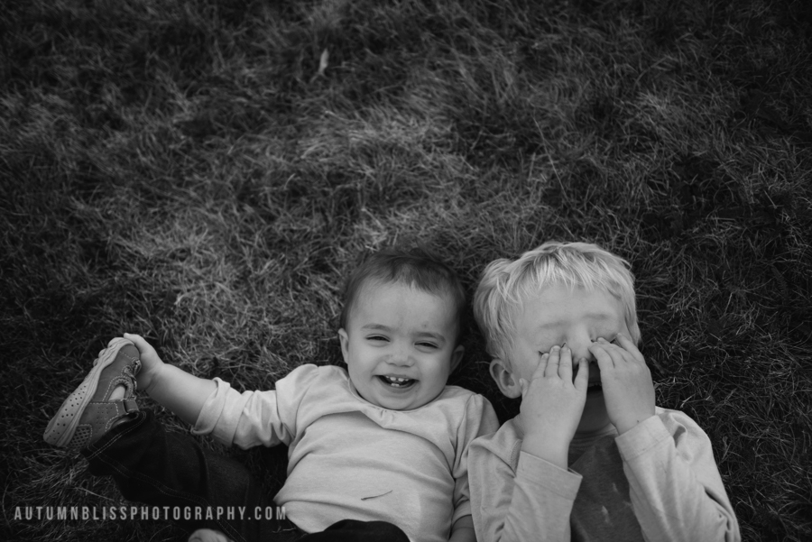 two-kids-on-the-ground-wagon-hill-photographer