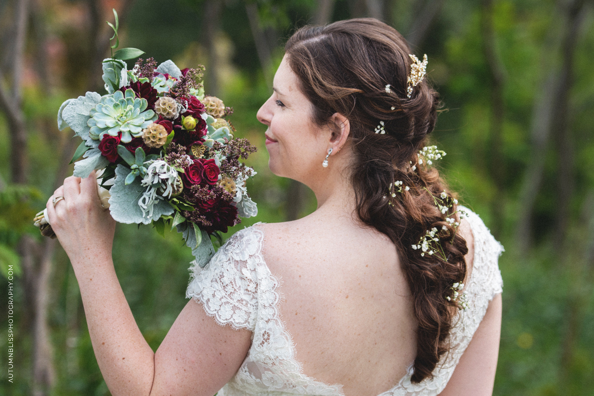 bride-smelling-bouquet