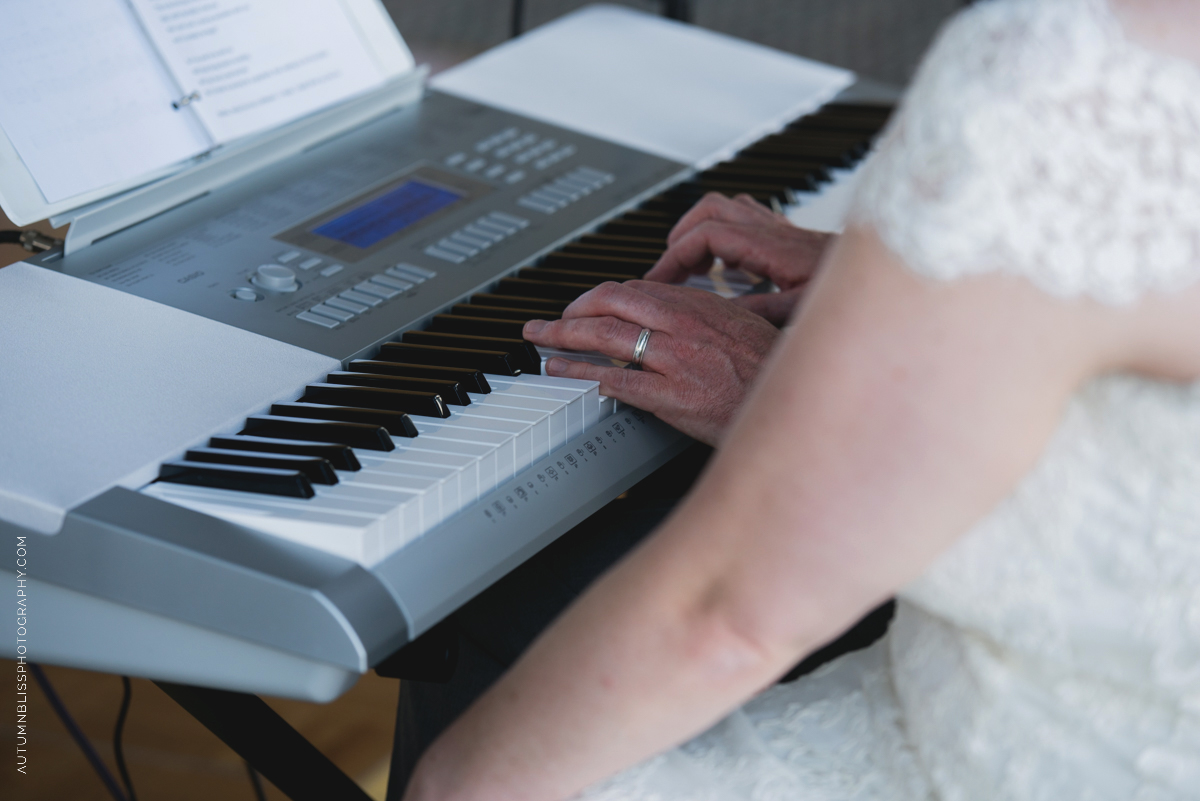 hands-playing-piano